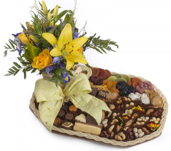 38cm Corners cut off hamper with chocolates and flowers combo